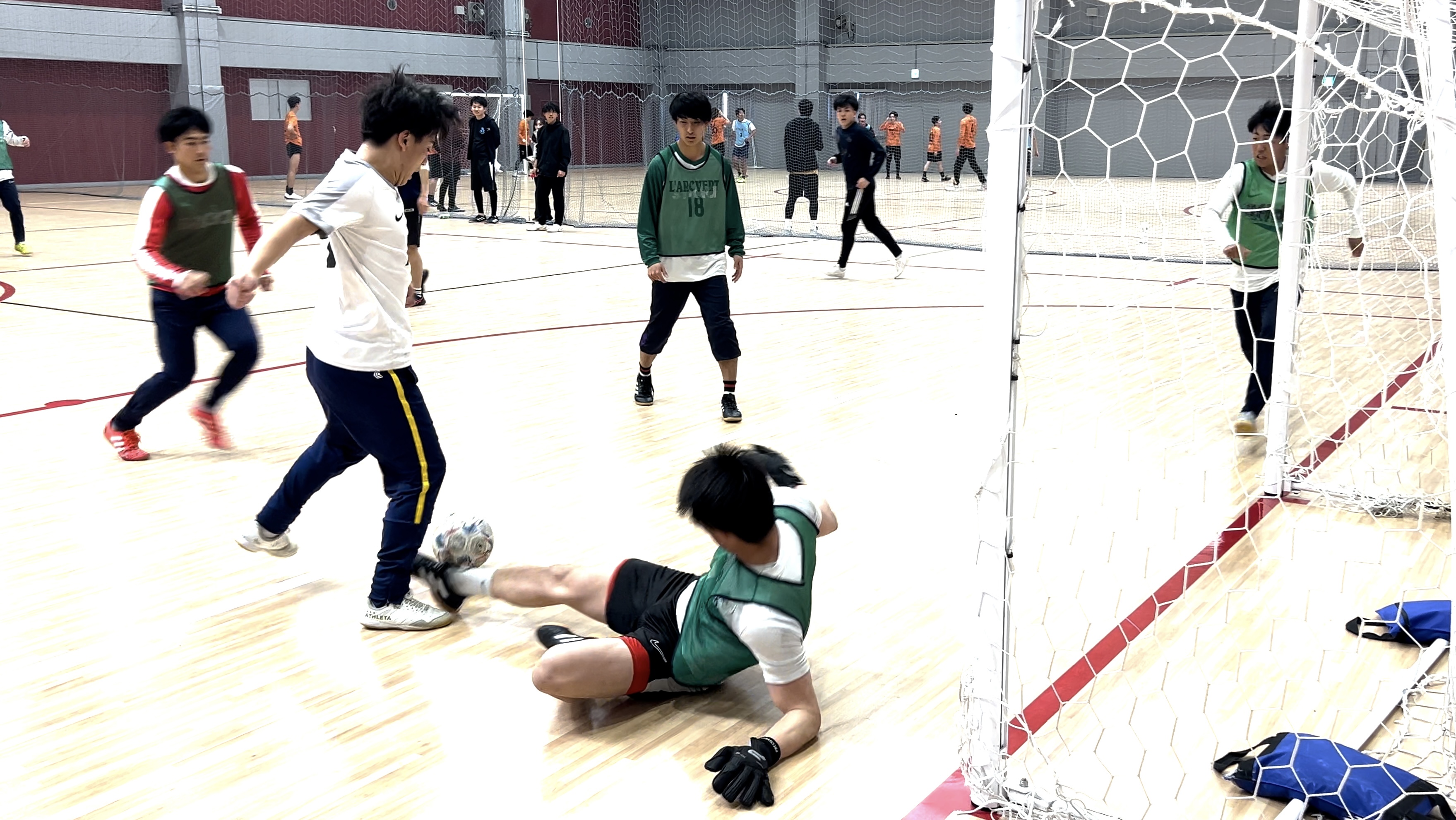 サッカーしている様子